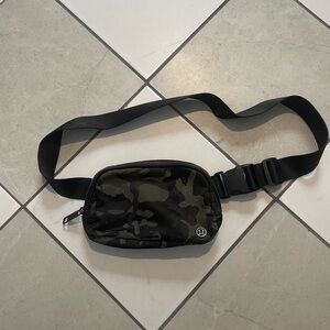 lululemon athletica Black Camo women’s belt bag 1L